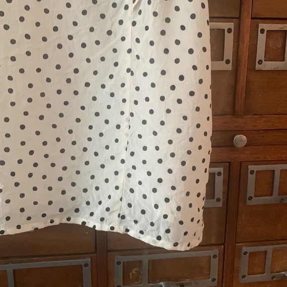 Madewell Silk V-Neck Shoulder-Ruffle Top in Inkbrush Dots Size Medium - Picture 8 of 11